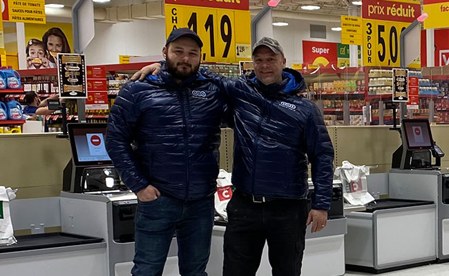 Deux électriciens de SCE Électrique dans un magasin Super C lors d'un travail